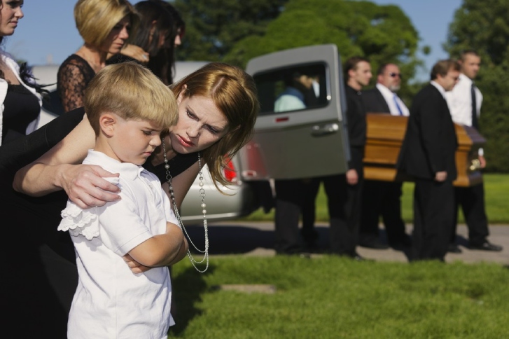 Czy dzieci powinny uczestniczyć w pogrzebie?
