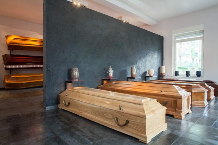 Kremacja czy pogrzeb tradycyjny – jaką metodę pochówku wybrać?
